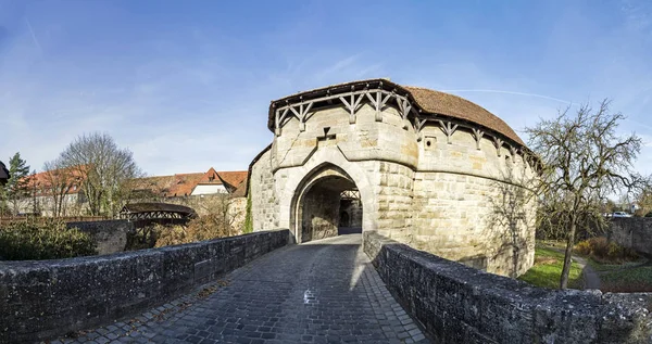 Blick auf das Stadttor und auf eine kleine Holzbrücke der Medie — Stockfoto