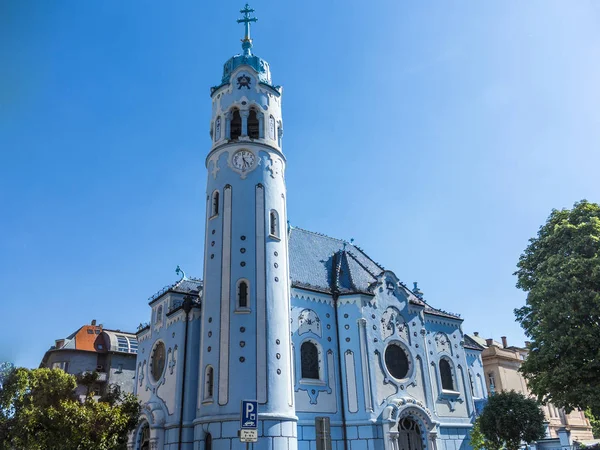 La entrada principal de la iglesia art-deco St. Elisabeth (Azul) en Bra — Foto de Stock