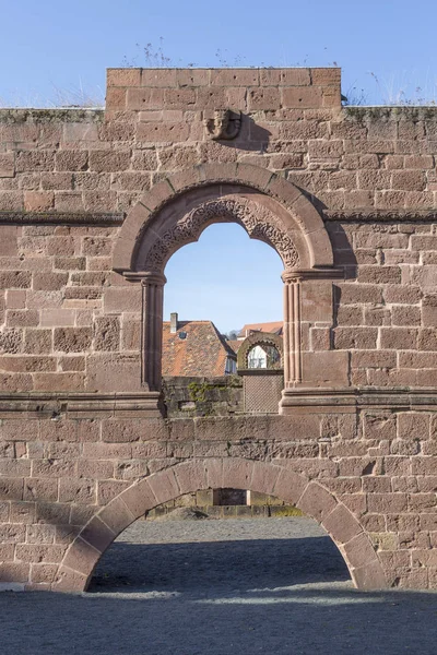 Ruínas velhas famosas do castelo do rei Barbarossa, o Kaiserpfalz — Fotografia de Stock