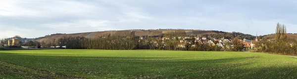 Переглянути селі Frickenhausen неподалік від річки Головна — стокове фото