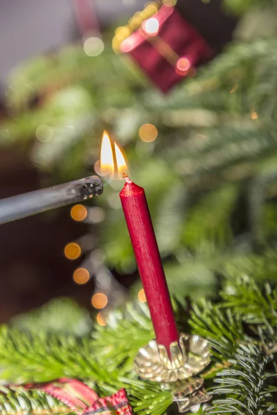 Rode kaars te branden in de kerstboom — Stockfoto
