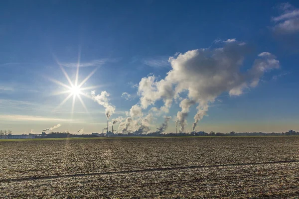 工業地帯の煙を煙突 — ストック写真
