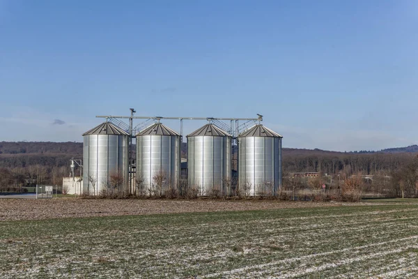 Cuatro silos reflectantes de plata —  Fotos de Stock