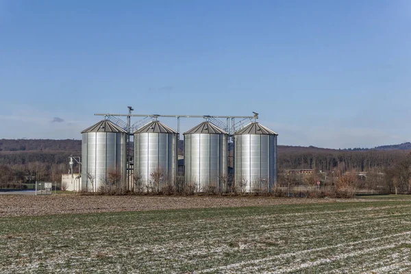 Vier silber reflektierende Silos — Stockfoto