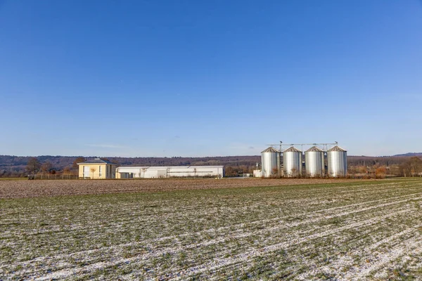 Quatro silos refletores de prata — Fotografia de Stock