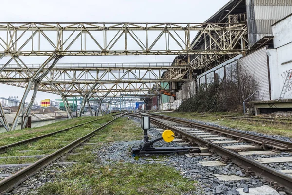 Equipos de carga y ferrocarriles en el viejo puerto de mercancías en —  Fotos de Stock