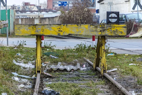 Railway end poller with old rails in the old freight harbor in F — Stock Photo, Image