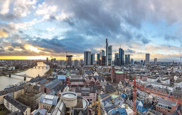 Silhuett av Frankfurt am Main i kvällen — Stockfoto