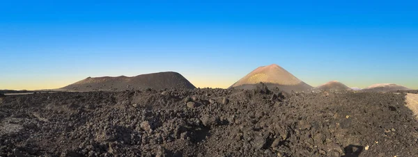 Vulcani nel parco nazionale di Timanfaya vicino a Mancha Blanca — Foto Stock