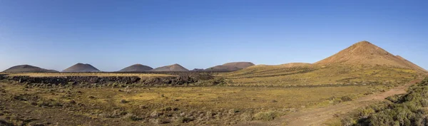 Volcans dans le parc national de Timanfaya près de Mancha Blanca — Photo