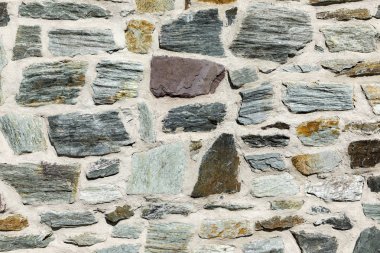 Doğal taşlardan yapılmış taş duvar. 