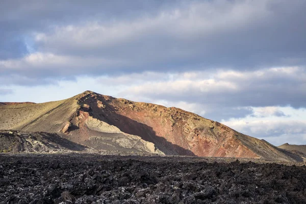 timanfaya Milli Parkı içinde volkanik krater