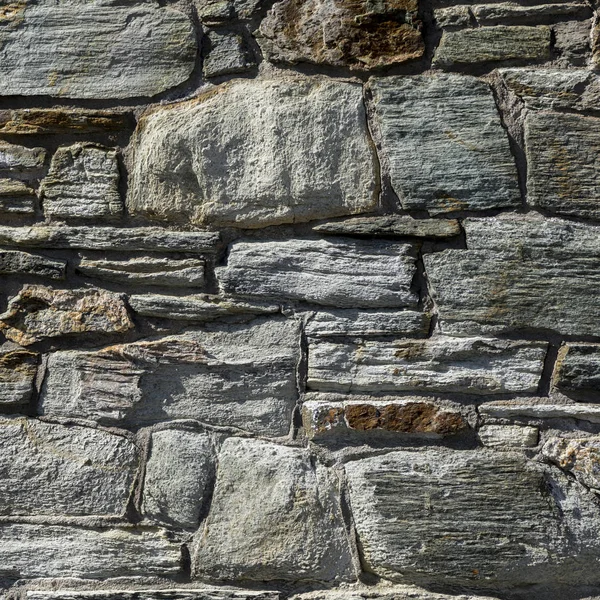 Muro di pietra fatto di pietre naturali — Foto Stock