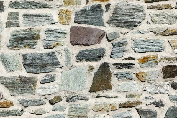 Doğal taşlardan yapılmış taş duvar. 