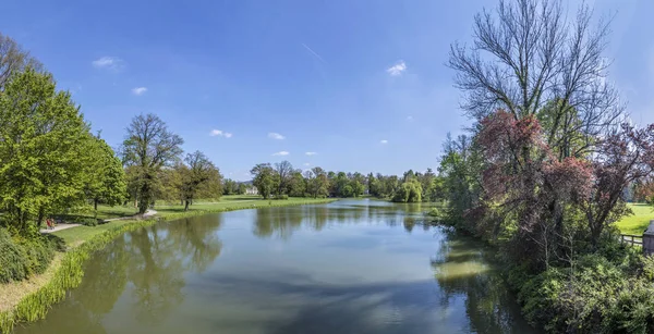 Schoenbusch park med sjö i Aschaffenburg — Stockfoto