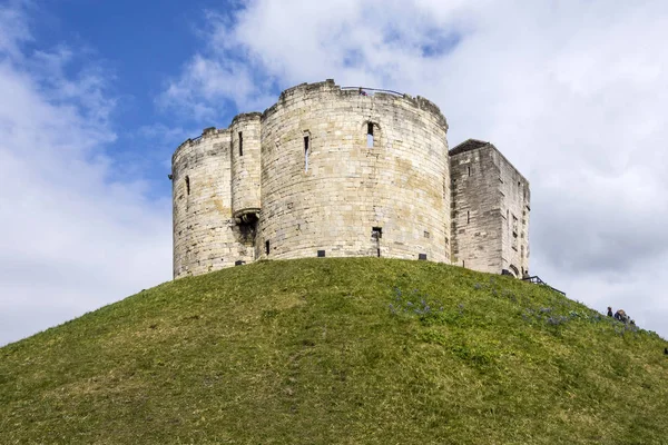 Wide angle shot of the York Castle - Cliffords Tower - against a — Stock Photo, Image