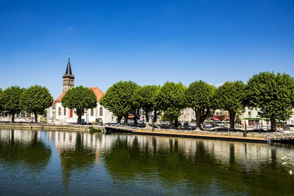 Skyline i Audincourt vid floden Doubs i Frankrike — Stockfoto