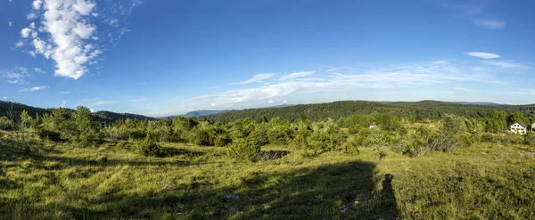 緑の牧草地と青でフランスのジュラ地方の風景します。 — ストック写真