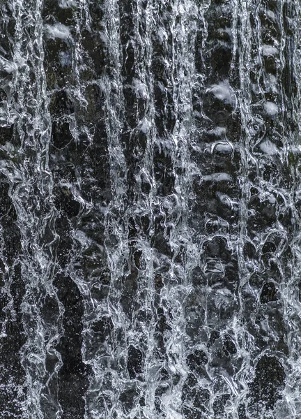 su akan bir şelale, harmonik bir arka plan verir