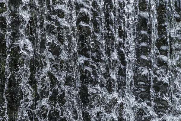 su akan bir şelale, harmonik bir arka plan verir