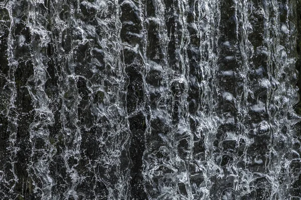 El agua que fluye en una cascada da un fondo armónico — Foto de Stock