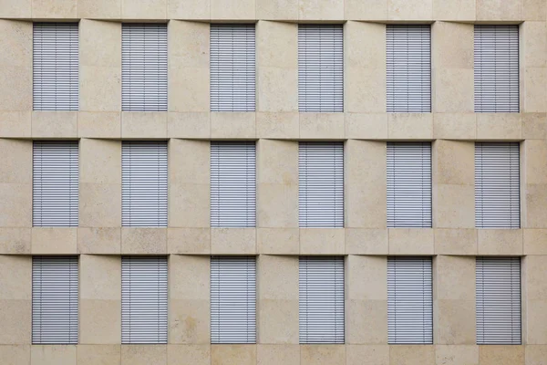 Fassade eines Bürogebäudes mit geschlossenen Rollläden — Stockfoto