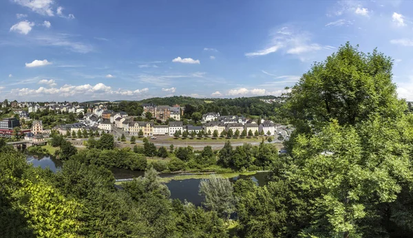 Byn av Weilburg med floden Lahn — Stockfoto
