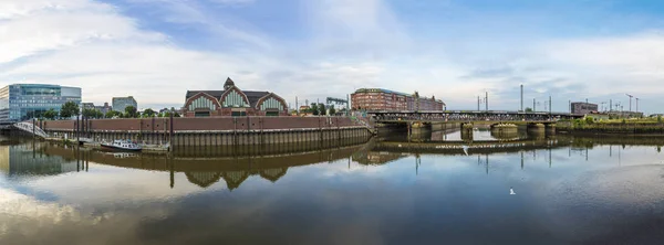 Vista para o porto em Hamburgo em Dammtorplatz com ponte ferroviária — Fotografia de Stock