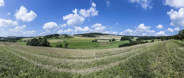 Сельский пейзаж в районе Хинтертаунус в Усингене — стоковое фото
