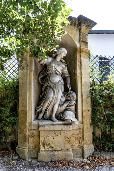 Alte Statuen in aix en provence in joseph sec mausoleum — Stockfoto