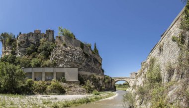 Roma köprüsü ve eski şehir vaison la romaine içinde