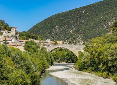 Nyons bir ortaçağ köprü Nehri Eygues n köprüdür
