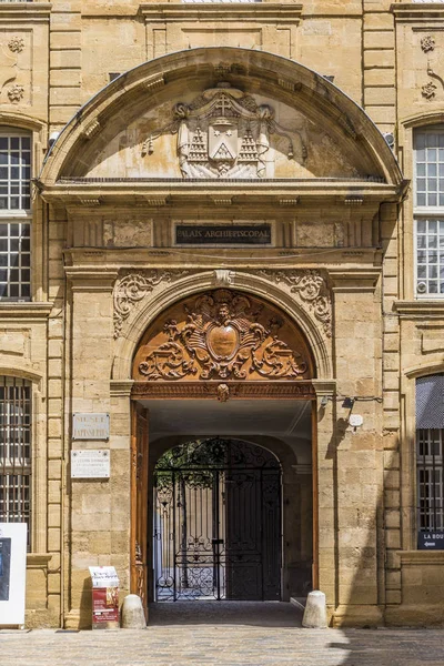 Gevel van het historisch museum van tapijten — Stockfoto