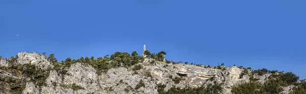 Igreja na rocha em Orgon, Provence, França — Fotografia de Stock
