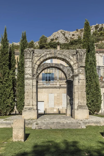 Old roman  arch in Cavaillon, Provence, France — Stock Photo, Image