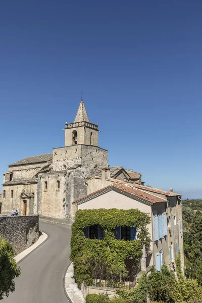 Schilderachtige oude historische kerk van Venasque — Stockfoto