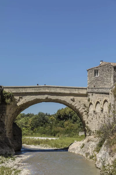 Historiska romerska bron i vaison la romaine — Stockfoto