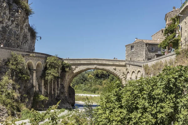 Zabytkowy most rzymski w vaison la romaine — Zdjęcie stockowe
