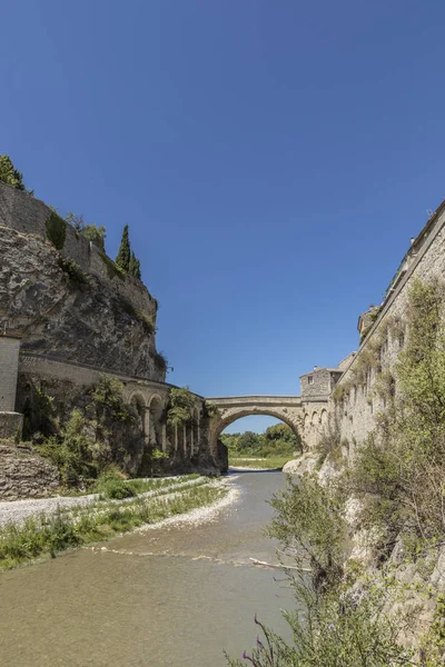 Romerska bron och gamla stan i vaison la romaine — Stockfoto