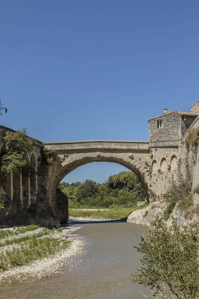 Ponte romana e cidade velha em vaison la romaine — Fotografia de Stock