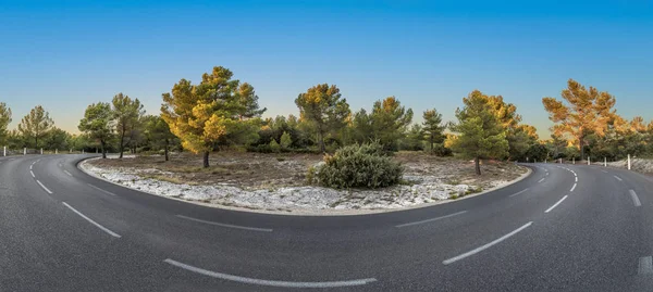 Rua curvilínea na paisagem rural na província — Fotografia de Stock