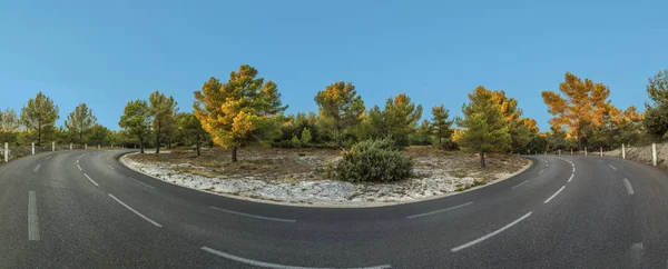 Calle con curvas en el paisaje rural en la provence — Foto de Stock