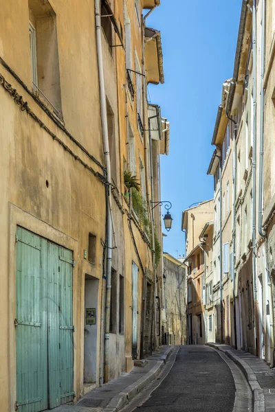 Rua estreita com fachada de casas antigas em Aix en Provence — Fotografia de Stock