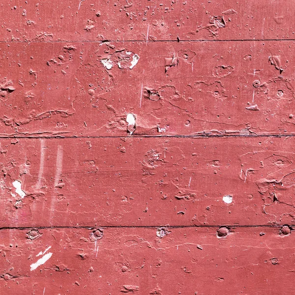 Červená dřevěná stěna s oprýskanou barvou — Stock fotografie