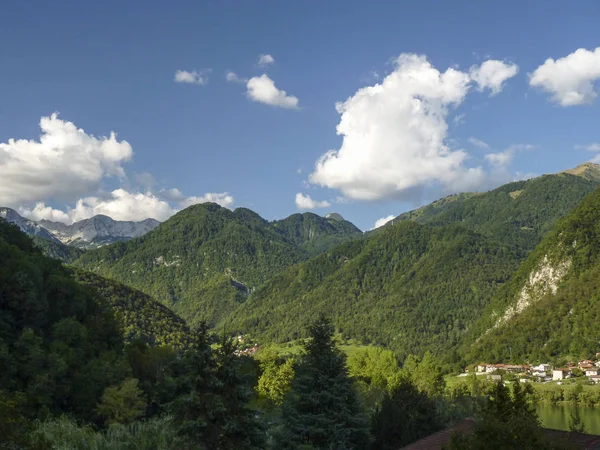 Slovenic byn Modrej i Juliska alperna bergen — Stockfoto