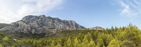 Monte sainte-victoire na provence, a montanha de Cezanne — Fotografia de Stock