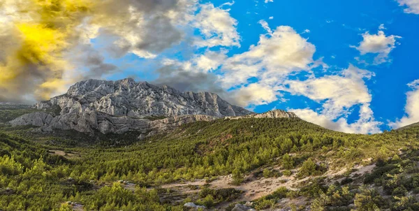 Mount sainte-victoire in the provence, the Cezanne mountain — Stock Photo, Image