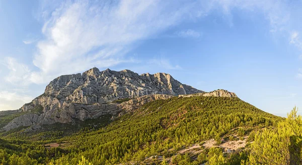 Monte sainte-victoire na provence, a montanha de Cezanne — Fotografia de Stock