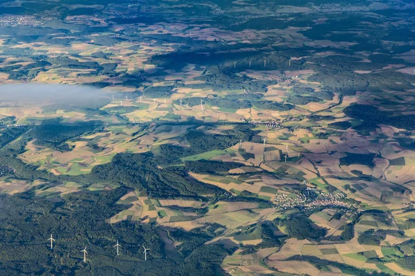 Antena de geradores eólicos na paisagem rural da Baviera — Fotografia de Stock