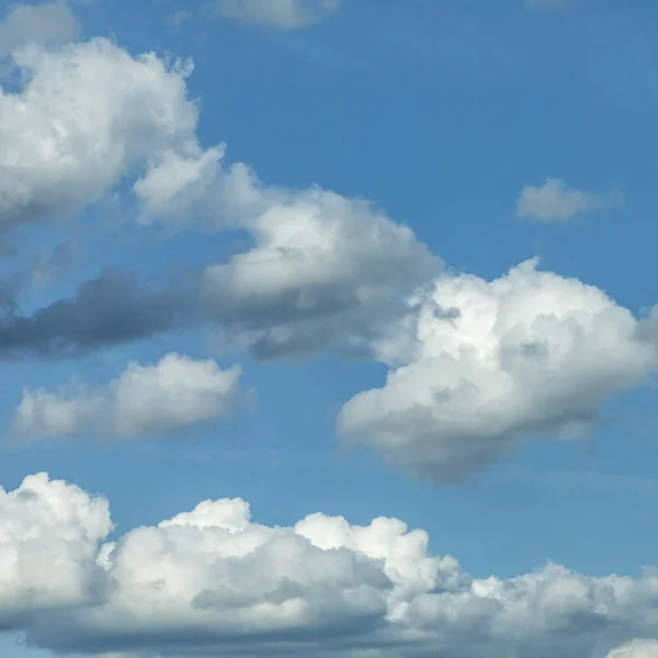 Nuvole gonfie blu — Foto Stock